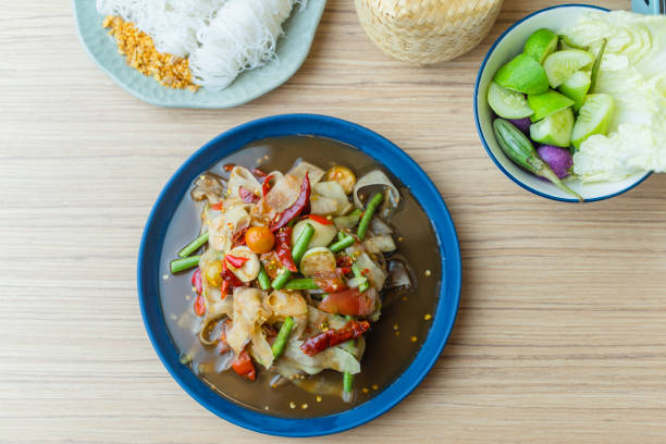 istock Som tum Thai, Papaya spicy salad. with flat line 1768675480