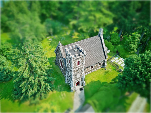 vue de l’objectif à bascule et décentrement d’une vieille église - tilt shift lens photos et images de collection