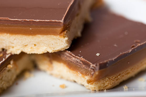 der millionaire's shortbread nahaufnahme - shortbread caramel chocolate candy biscuit stock-fotos und bilder