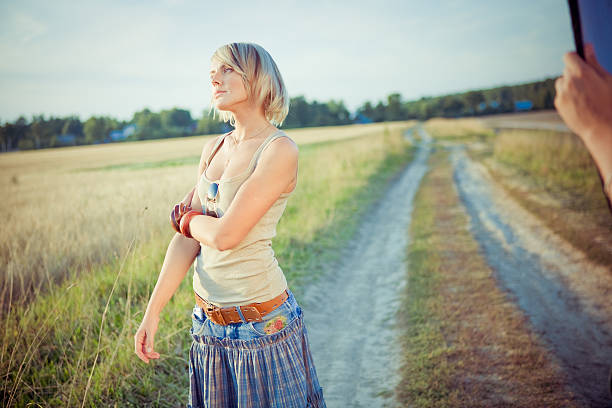 młoda kobieta w podróży - autumn clothing corn crop fashion zdjęcia i obrazy z banku zdjęć