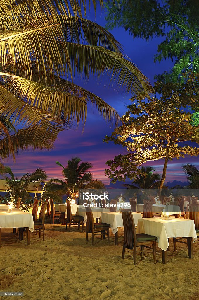 Открытый ресторан на пляже во время заката, Пхукет, Таиланд - Стоковые фото Ресторан роялти-фри