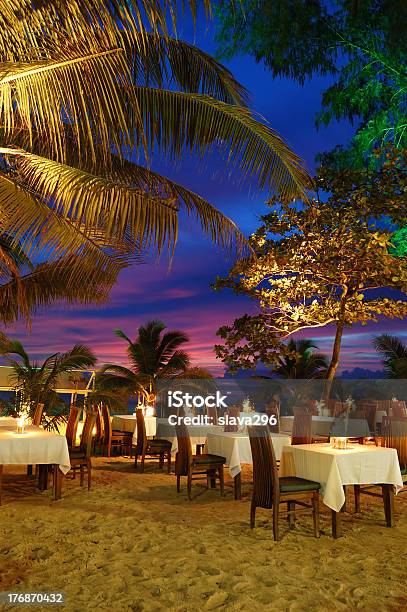 Открытый Ресторан На Пляже Во Время Заката Пхукет Таиланд — стоковые фотографии и другие картинки Ресторан