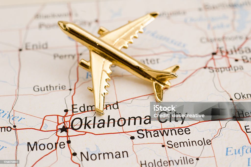 Самолет над Оклахома-Сити - Стоковые фото Авиационное крыло роялти-фри