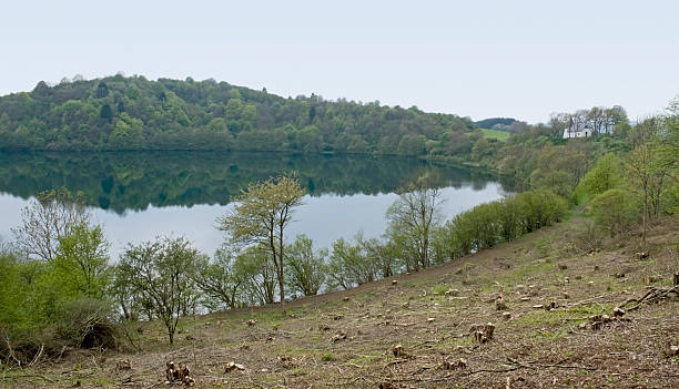 maar au vulkan eifel - lake volcano volcanic crater riverbank photos et images de collection