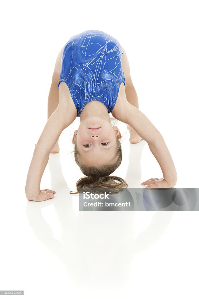 Mały gymnast robić w bridge z Odbicie - Zbiór zdjęć royalty-free (Białe tło)