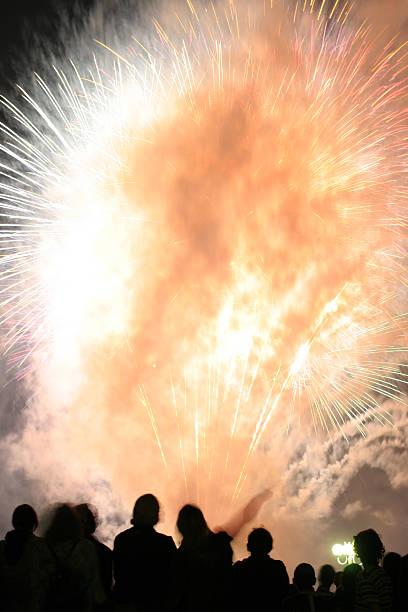 feuerwerk - crowd noise flash stock-fotos und bilder