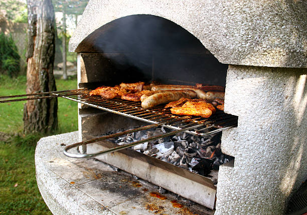 grill ofrece bistecs y salchichas - sausage knackwurst food bratwurst fotografías e imágenes de stock