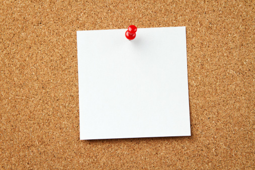 Blank note at the corkboard with copy space