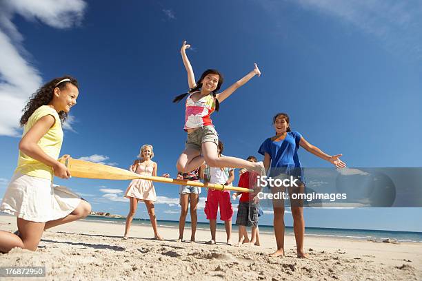 Foto de Adolescentes Se Divertindo Na Praia e mais fotos de stock de Adolescente - Adolescente, Criança, Grupo de Pessoas