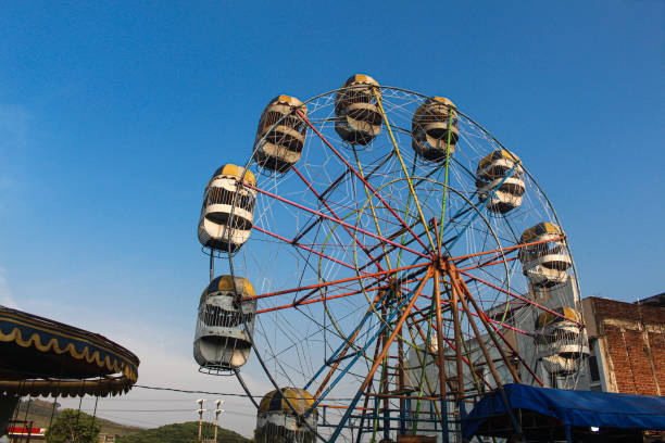 diabelski młyn z czystym popołudniowym niebem na tle. - amusement arcade machine toy leisure games zdjęcia i obrazy z banku zdjęć