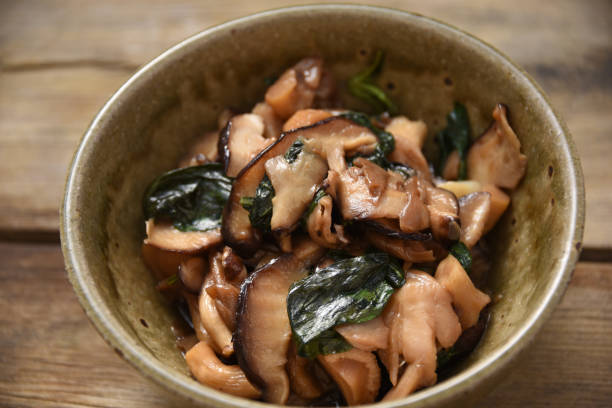 Seta Shiitake frita con hojas de albahaca - foto de stock