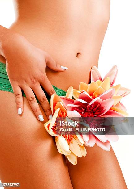 Mulher Com Flores Arround Seu Corpo - Fotografias de stock e mais imagens de Flor - Flor, Mulheres, Só Uma Mulher