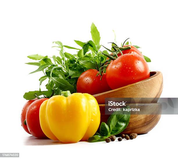 Verduras Frescas Sobre Fondo Blanco Foto de stock y más banco de imágenes de Aderezo - Aderezo, Albahaca, Alimento