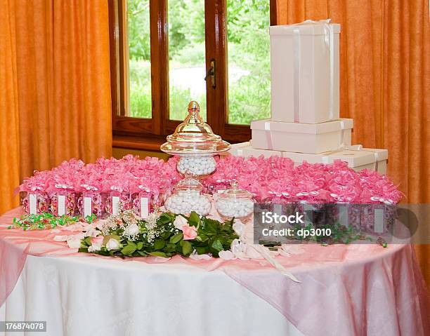 Mesa Em Um Restaurante - Fotografias de stock e mais imagens de Amêndoa de açúcar - Amêndoa de açúcar, Bouquet, Branco