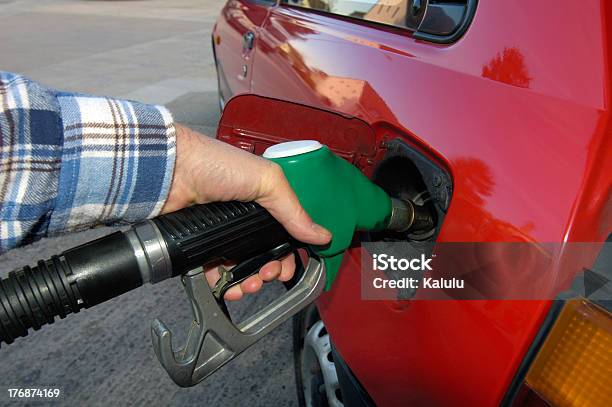 Riempire Il Suo - Fotografie stock e altre immagini di Benzina - Benzina, Distributore di benzina, Stazione di rifornimento