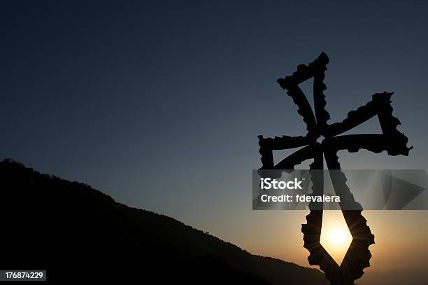 Photo libre de droit de Christian Cross Au Coucher Du Soleil Avec Les Montagnes En Toile De Fond banque d'images et plus d'images libres de droit de Croix religieuse