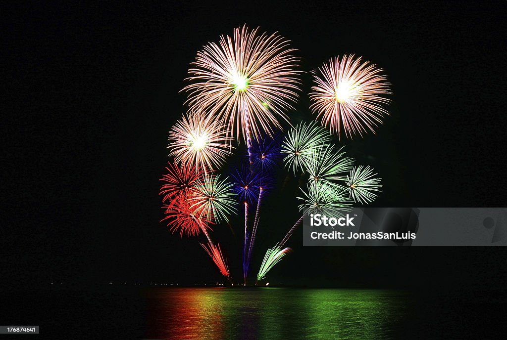 fuochi d'artificio colorati - Foto stock royalty-free di Astratto