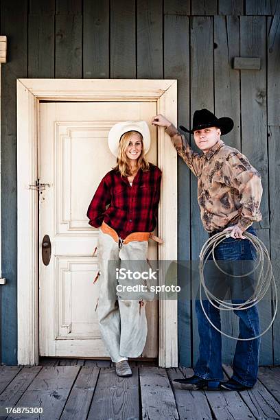 Cowboy Pareja De Foto de stock y más banco de imágenes de Sombrero de vaquero - Sombrero de vaquero, Bota de vaquero, Hombres