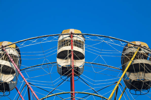 diabelski młyn z czystym popołudniowym niebem na tle. - amusement arcade machine toy leisure games zdjęcia i obrazy z banku zdjęć