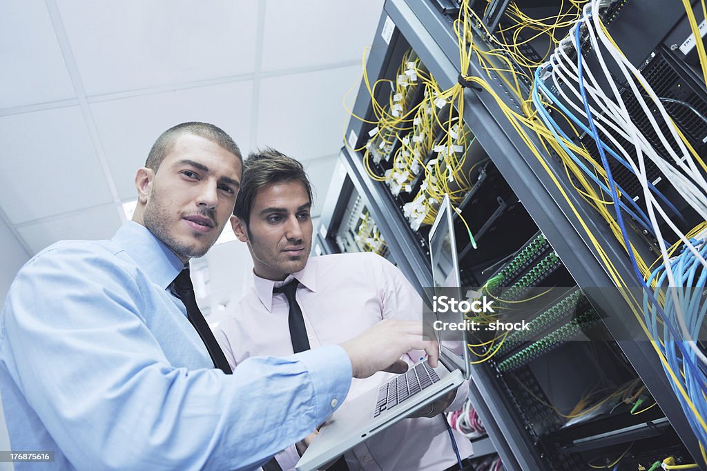 Es Ingenieure in Netzwerk-server-Raum - Lizenzfrei Geschäftsleben Stock-Foto