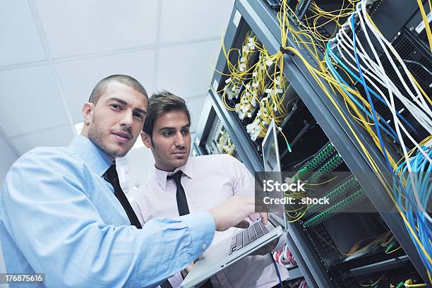 Es Ingenieure In Netzwerkserverraum Stockfoto und mehr Bilder von Geschäftsleben - Geschäftsleben, Serverraum, Sicherheitsgefühl