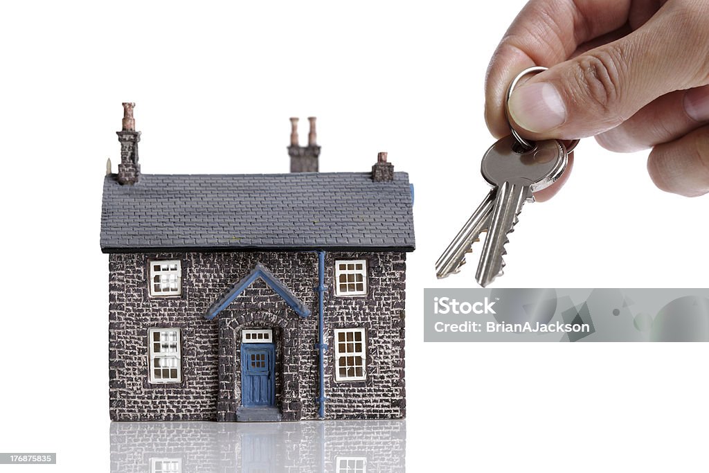 Dare le chiavi di casa - Foto stock royalty-free di Sfondo bianco