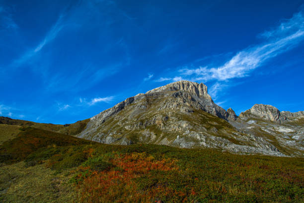 herbsttrekking im valle ellero, im herzen der seealpen, zwischen cima delle saline und vetta pian ballaur - vetta stock-fotos und bilder