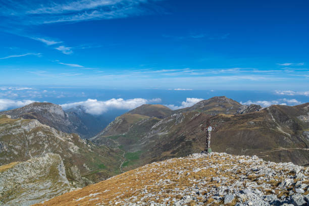 herbsttrekking im valle ellero, im herzen der seealpen, zwischen cima delle saline und vetta pian ballaur - vetta stock-fotos und bilder