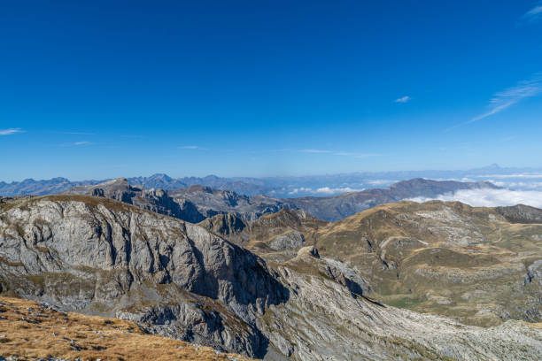 herbsttrekking im valle ellero, im herzen der seealpen, zwischen cima delle saline und vetta pian ballaur - vetta stock-fotos und bilder