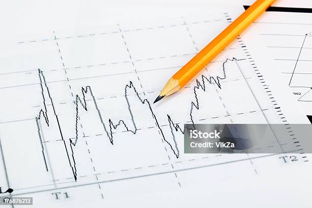 Финансовые Диаграммы — стоковые фотографии и другие картинки Бизнес - Бизнес, Блокнот, Богатство