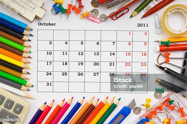 Calendario Mensile Con Ufficio E Cancelleria Per Il 2011 - Fotografie stock e altre immagini di 2011