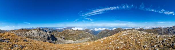 herbsttrekking im valle ellero, im herzen der seealpen, zwischen cima delle saline und vetta pian ballaur - vetta stock-fotos und bilder