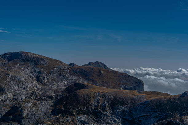 trekking otoñal en valle ellero, el corazón de los alpes marítimos, entre cima delle saline y vetta pian ballaur - vetta fotografías e imágenes de stock