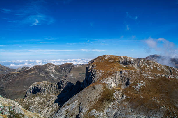 trekking otoñal en valle ellero, el corazón de los alpes marítimos, entre cima delle saline y vetta pian ballaur - vetta fotografías e imágenes de stock