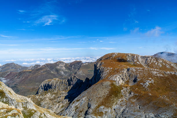 trekking otoñal en valle ellero, el corazón de los alpes marítimos, entre cima delle saline y vetta pian ballaur - vetta fotografías e imágenes de stock