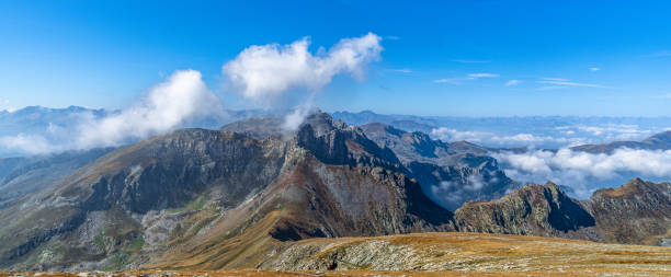 herbsttrekking im valle ellero, im herzen der seealpen, zwischen cima delle saline und vetta pian ballaur - vetta stock-fotos und bilder