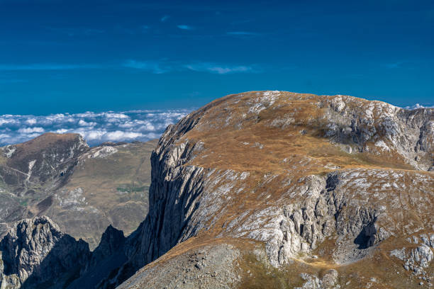 trekking otoñal en valle ellero, el corazón de los alpes marítimos, entre cima delle saline y vetta pian ballaur - vetta fotografías e imágenes de stock