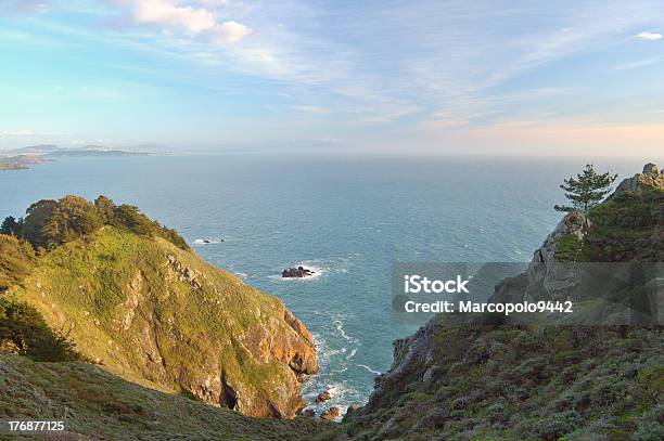 Vista A La Costapor La Tarde Foto de stock y más banco de imágenes de Anochecer - Anochecer, Belleza de la naturaleza, Borde del agua