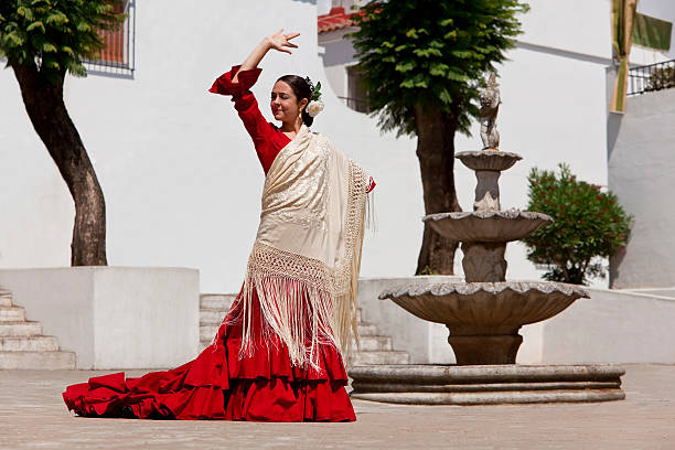 Mulher Dançarina de Flamenco espanhol tradicional em Vestido vermelho - fotografia de stock