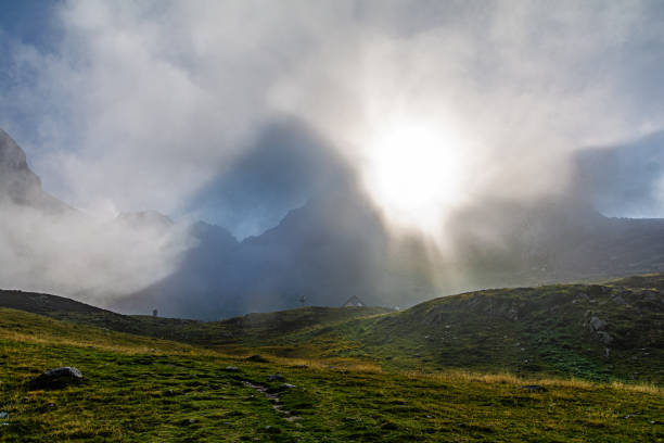 trekking otoñal en valle ellero, el corazón de los alpes marítimos, entre cima delle saline y vetta pian ballaur - vetta fotografías e imágenes de stock