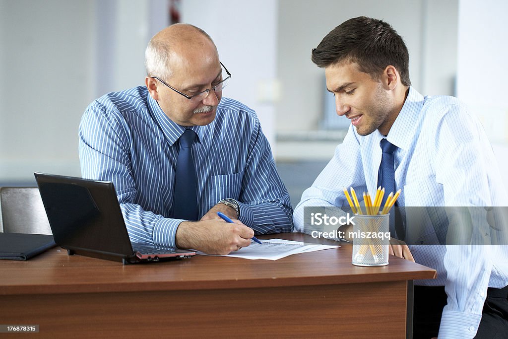 Dos hombre de hablar sobre algo, oficina de fondo - Foto de stock de Adulto libre de derechos