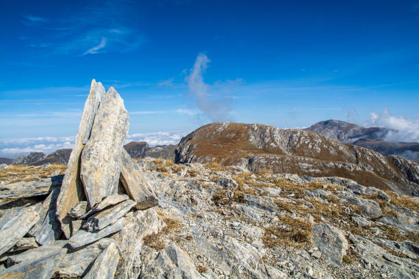 trekking otoñal en valle ellero, el corazón de los alpes marítimos, entre cima delle saline y vetta pian ballaur - vetta fotografías e imágenes de stock