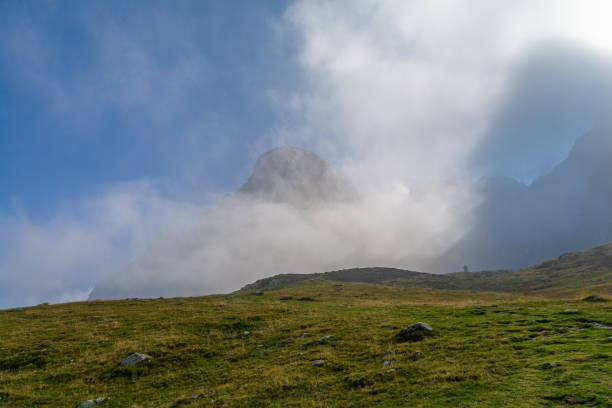 trekking otoñal en valle ellero, el corazón de los alpes marítimos, entre cima delle saline y vetta pian ballaur - vetta fotografías e imágenes de stock