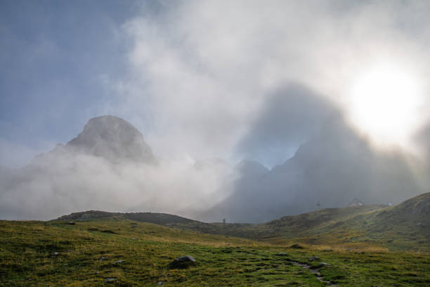 herbsttrekking im valle ellero, im herzen der seealpen, zwischen cima delle saline und vetta pian ballaur - vetta stock-fotos und bilder