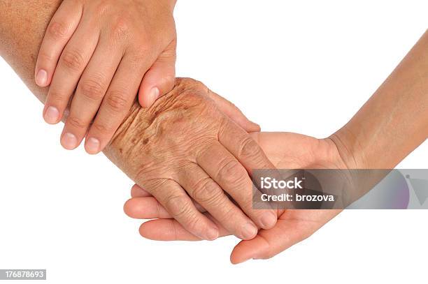 Hände Junge Und Ältere Frauenhelfende Hand Konzept Stockfoto und mehr Bilder von 60-69 Jahre