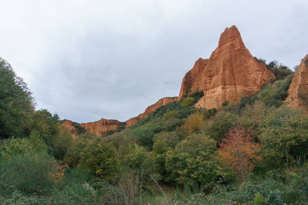 Rock formation of Unesco world heritage site of of las Medulas an ancient roman gold mine on a cloudy autumn day near Ponferrade, Leon, Spain Rock formation of Unesco world heritage site of of las Medulas an ancient roman gold mine on a cloudy autumn day near Ponferrade, Leon, Spain beautiful landscape in las medulas leon spain stock pictures, royalty-free photos & images