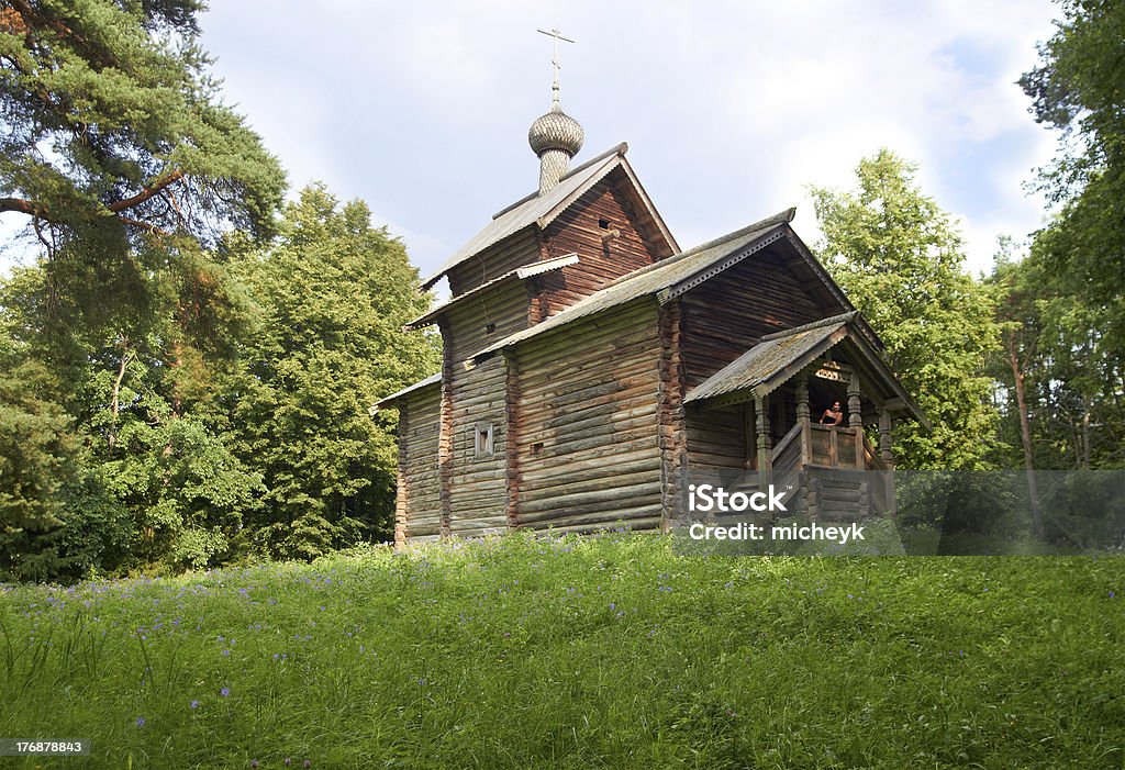 Antigüedad capilla de madera en village - Foto de stock de Aguja - Chapitel libre de derechos