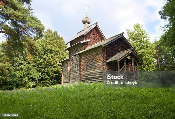 Antigüedad Capilla De Madera En Village Foto de stock y más banco de imágenes de Aguja - Chapitel - Aguja - Chapitel, Anticuado, Antigualla