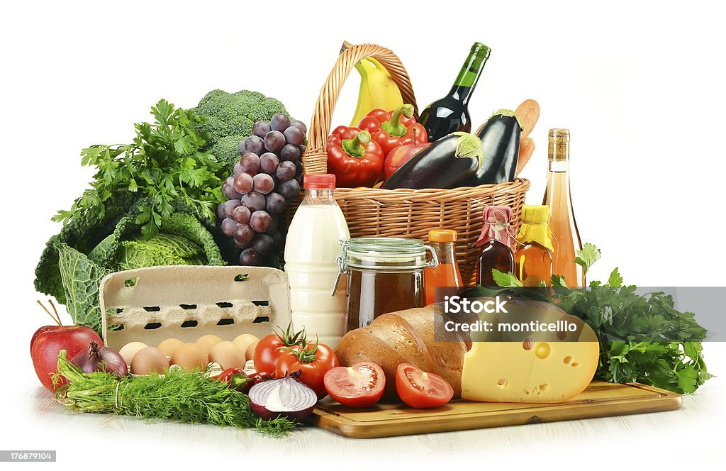 Generi alimentari in Cestino di vimini tra cui frutta e verdura fresche e - Foto stock royalty-free di Bottiglia di vino