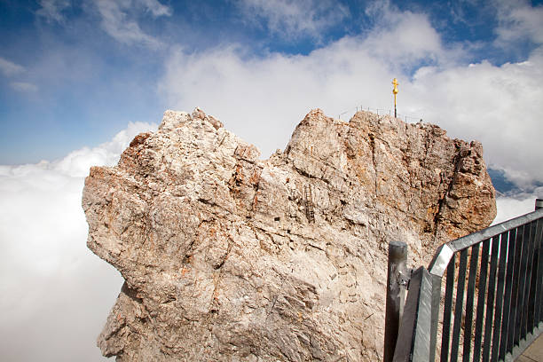 monte zugspitze - european alps mountain crucifix zugspitze mountain imagens e fotografias de stock